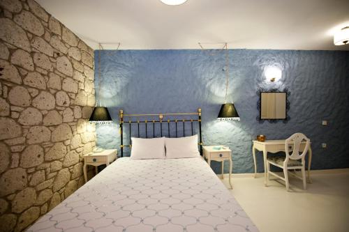阿拉恰特梅尔坎科斯克旅馆的一间卧室设有一张床和蓝色的墙壁