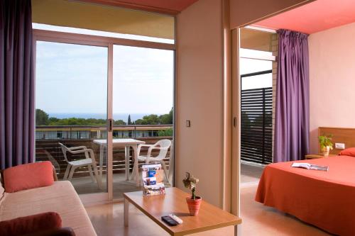 普拉加德阿罗科姆塔特圣霍尔迪公寓式酒店的酒店客房设有一个阳台。