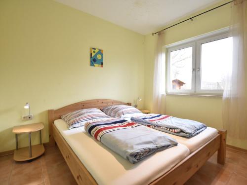 齐罗Quaint Apartment in Zierow near Sea的一张床上有两个枕头的房间