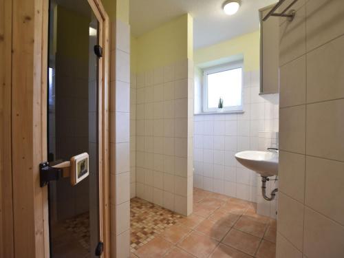 齐罗Chic Holiday Home in Zierow with Garden的一间带水槽和卫生间的浴室以及窗户。