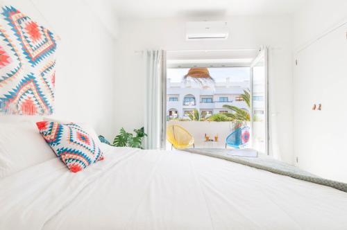 珀彻斯Algarve Beaches Apartment by Portugal Collection的窗户客房内的白色沙发