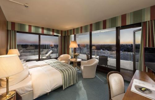 蒂门多弗施特兰德玛丽蒂姆提蒙多夫斯特瑞德海景酒店的酒店客房设有一张床和一个大窗户