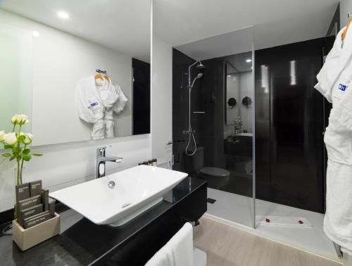 格兰帝纳菲H10酒店 - 仅限成人的一间浴室