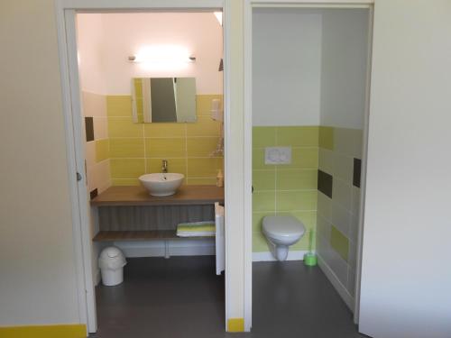 Apremont阿戈讷奥贝吉酒店的一间带水槽和卫生间的小浴室