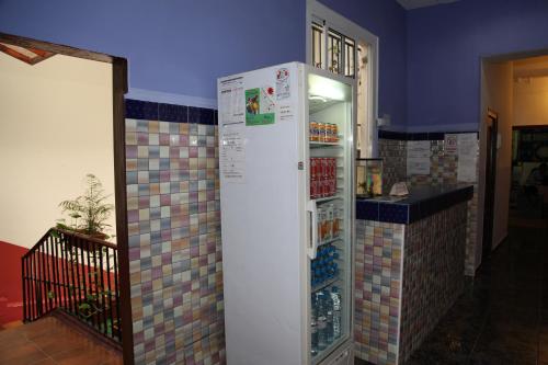 巴塞罗那拉西欧旅馆的墙上有瓷砖的冰箱