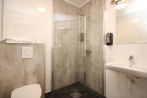 桑内舍恩Napoli Resturant & Hotell AS的带淋浴、卫生间和盥洗盆的浴室