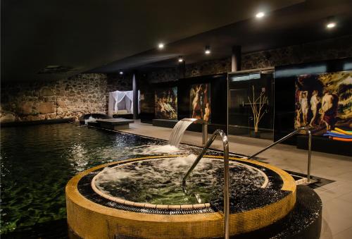 瓦尔米亚地区利兹巴克科罗拉斯基酒店的浴缸,浴室中央设有喷泉