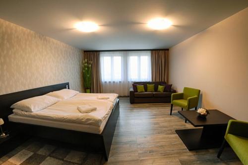 Lednické RovneKMK Penzión的酒店客房,配有床和沙发