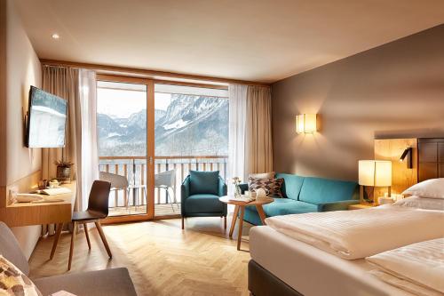 梅劳Hotel die Wälderin-Wellness, Sport & Natur的酒店客房设有一张床和一个阳台。
