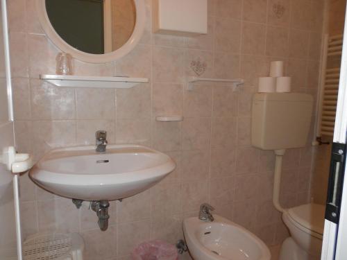 里米尼拉古娜布鲁酒店的一间带水槽和卫生间的浴室