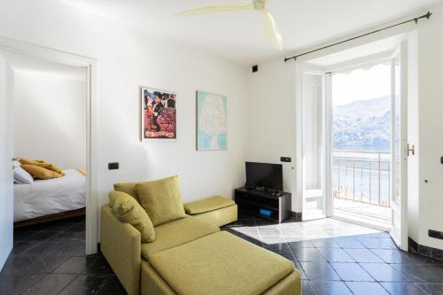 卡拉泰乌廖Lovely Apartment Overlooking Lake Como by Rent All Como的带沙发、电视和床的客厅