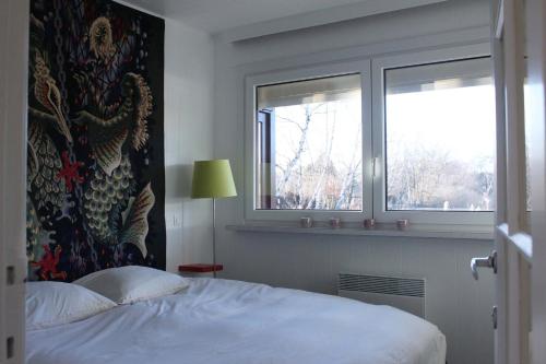DiepenbeekMy Secret Garden的一间卧室设有一张床和两个窗户。