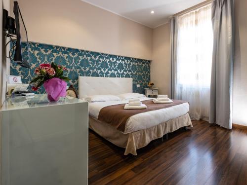 皮昂比诺Antico Hotel Moderno的一间卧室设有一张大床和一个窗户。