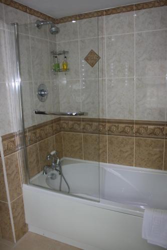 皮克林High Dalby House的带浴缸和淋浴的浴室