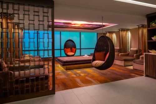 里诺德洛银色传统里诺赌场度假村酒店的客厅配有沙发和秋千
