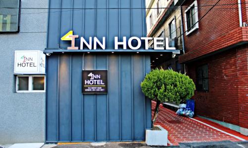 釜山Inn Hotel的建筑的侧面有标志