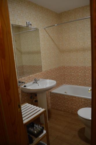 Mata de QuintanarEl Cierzo de la Mata的一间带水槽、浴缸和卫生间的浴室