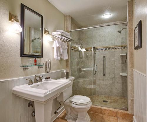 威廉斯堡金斯米尔度假酒店的浴室配有卫生间、盥洗盆和淋浴。