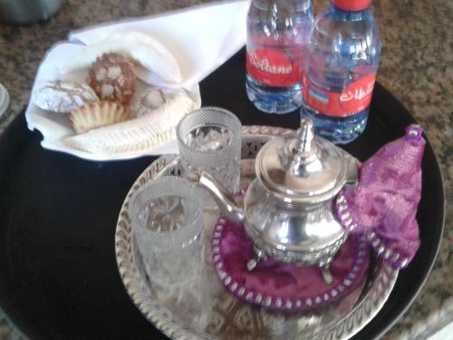 丹吉尔FUENTES的茶几,茶壶和一盘食物
