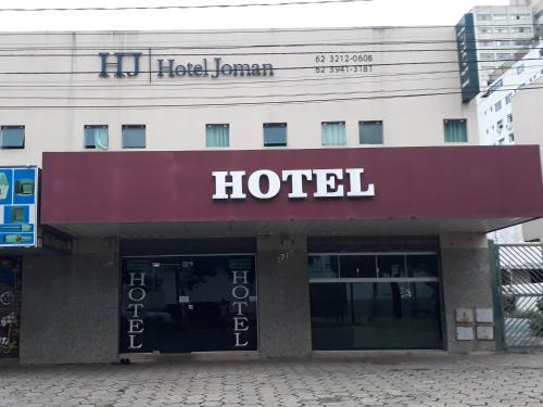 戈亚尼亚Hotel Joman Goiânia的上面标有酒店标志的酒店大楼