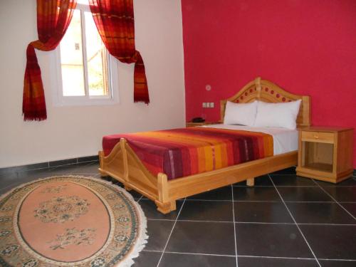 伊穆泽尔杜坎达波特阿特拉斯酒店的一间卧室设有一张床和红色的墙壁