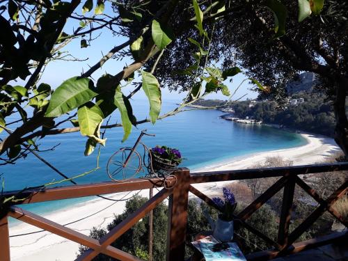 阿吉奥斯伊欧尼斯Thalatta Beyond Guesthouse Agios Ioannis的阳台享有海滩美景。