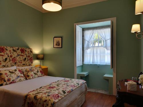 比索达雷加Casa da Azenha的一间卧室设有一张床和一个窗口