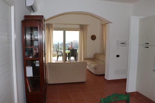 夏卡Casa con vista panoramica的客厅配有沙发和桌子