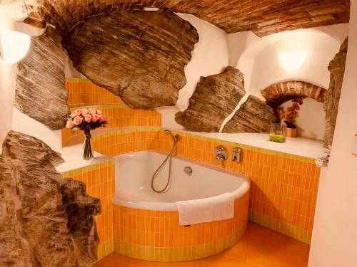 捷克克鲁姆洛夫卡帕膳食酒店的一间带浴缸的浴室(位于洞穴内)