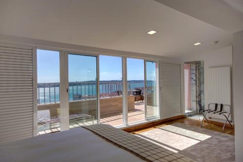 里斯本索拉多斯摩尔斯的卧室设有海景大窗户