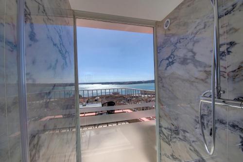 里斯本索拉多斯摩尔斯的带淋浴的浴室,享有海景。