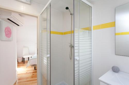 辛特拉MouraLua的带淋浴的浴室,带玻璃门