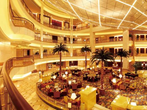 上海上海大酒店 的一座大型建筑,大堂种植了棕榈树
