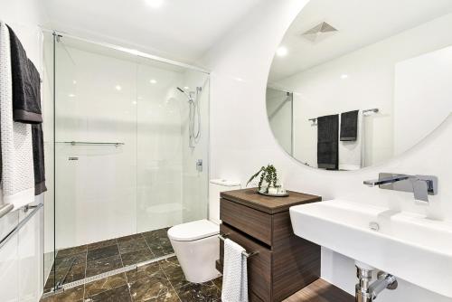 黄金海岸Qube Broadbeach Ocean View Apartments的浴室配有盥洗池、卫生间和镜子。