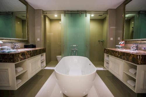 塞米亚克萨提卡塞米亚克酒店的一间带大浴缸和两个盥洗盆的浴室