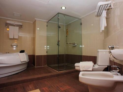 瓜拉丁加奴报春花海滩酒店的带淋浴、卫生间和盥洗盆的浴室