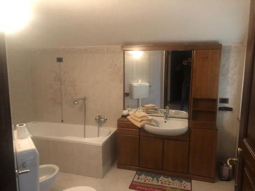 DouesChez Bruna的带浴缸、水槽和浴缸的浴室