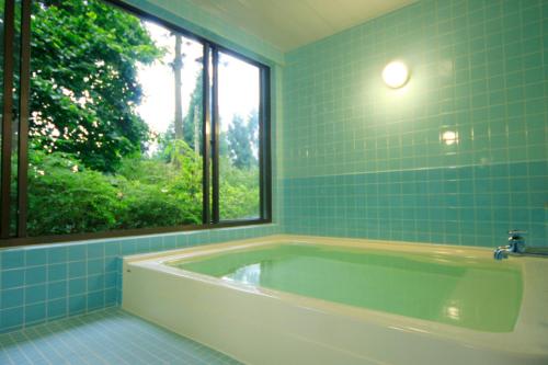 青梅市御岳山天空之宿坊 能保利（上坡）的带浴缸的浴室和窗户