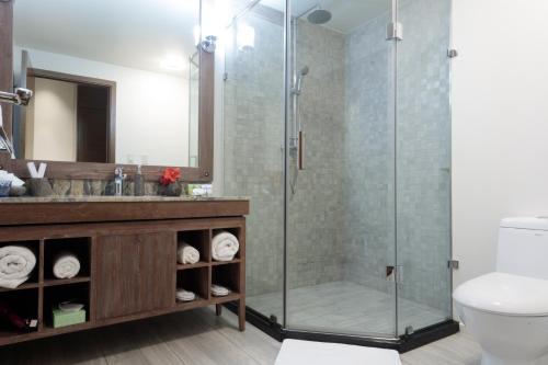 科罗尔Cove Resort Palau的带淋浴和盥洗盆的浴室