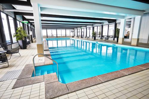 博里霍尔姆博里霍尔姆斯特兰德酒店的大楼内一个蓝色的大型游泳池