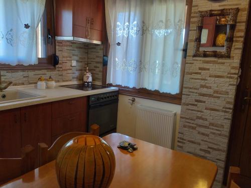 库佛斯港Porto Κoufo Halkidiki的厨房配有木桌和水槽。