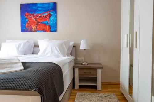 瓦尔纳STUDIO 3的卧室配有一张床,墙上挂有绘画作品