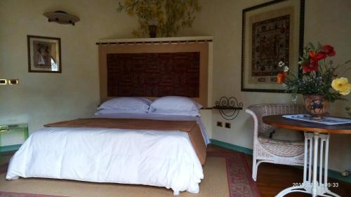宛图里那Casa del Sole的一间卧室配有一张床和一张桌子及一张桌子