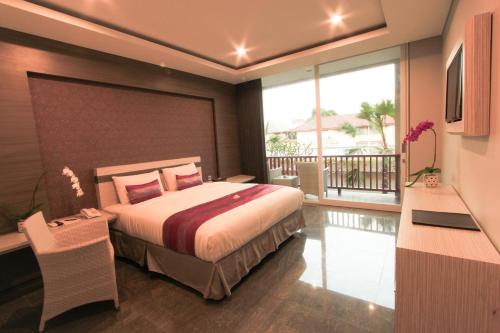 勒吉安特兰瑟拉卡米尼勒吉安酒店的一间卧室设有一张床和一个阳台