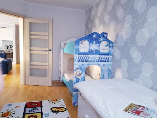 加茨比亚格拉ApartMorze apartamenty Fregata的儿童卧室配有城堡主题双层床