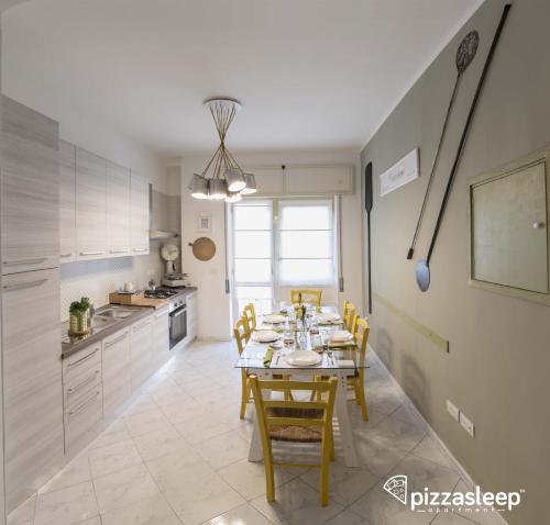 那不勒斯PizzaSleep -apartment-的厨房以及带桌椅的用餐室。