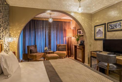 马拉喀什海微尼格spa酒店 的配有一张床和一张书桌的酒店客房