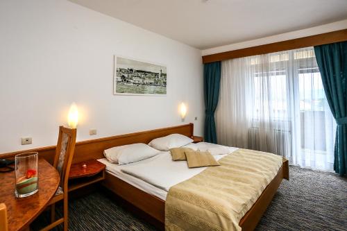 Hotel Dražica - Hotel Resort Dražica客房内的一张或多张床位