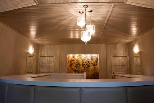 Kerekegyháza瓦尔加坦亚酒店的大房间设有桌子和吊灯