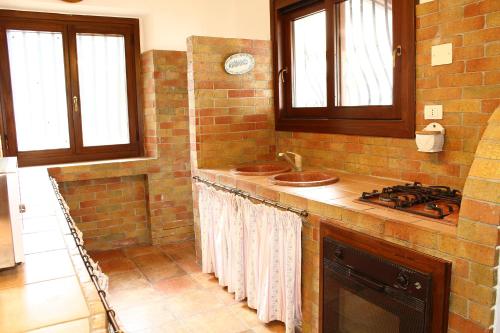 卡里尼Villa Porto Rais的厨房配有炉灶和带水槽的台面